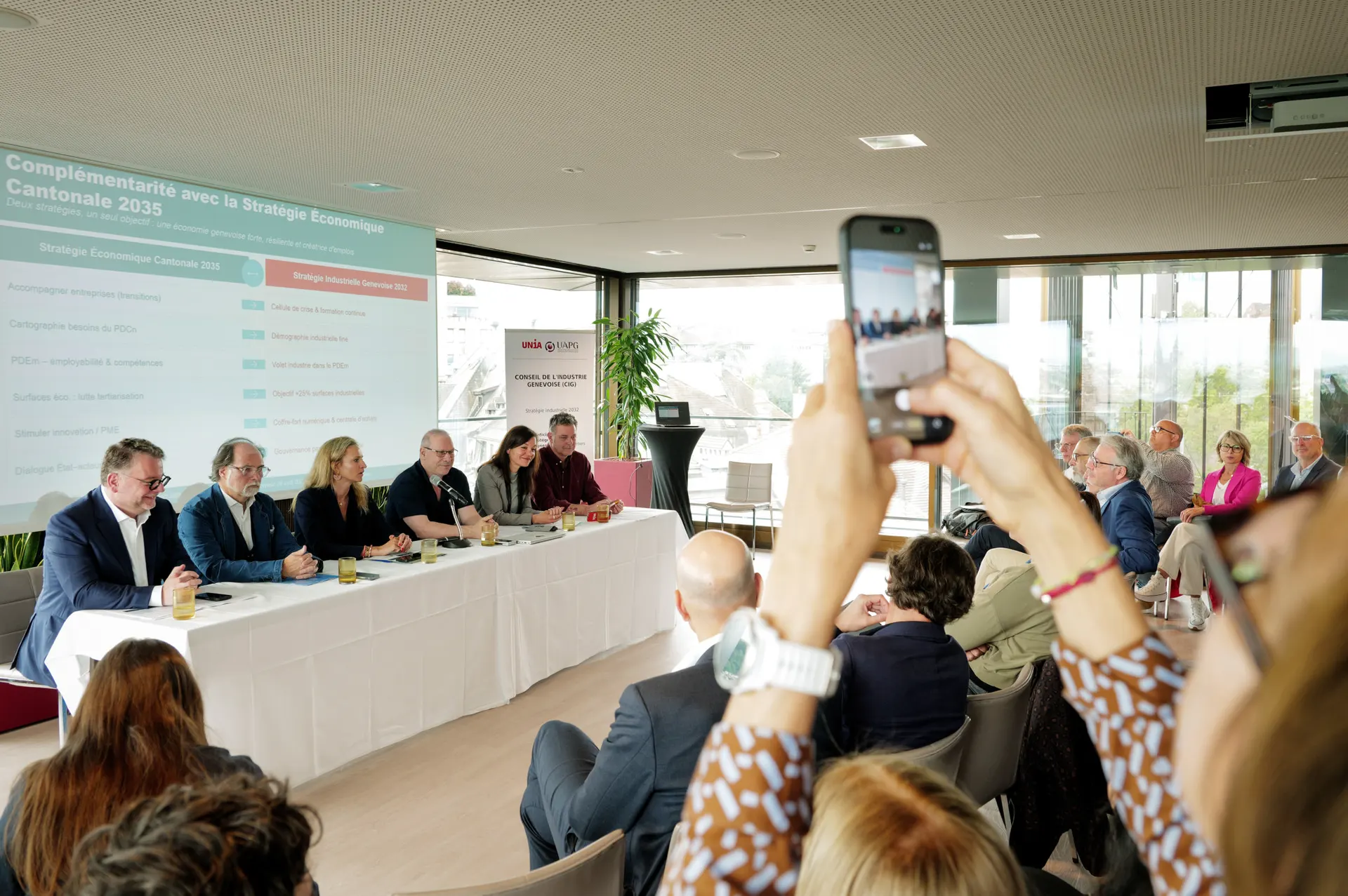 Vignette de l'article : patrons et syndicats créent un conseil paritaire unique en Suisse