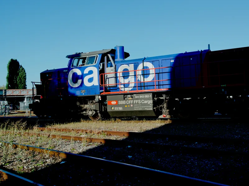 Locomotive de manœuvre CFF Cargo sur les voies ferrées d'une zone industrielle