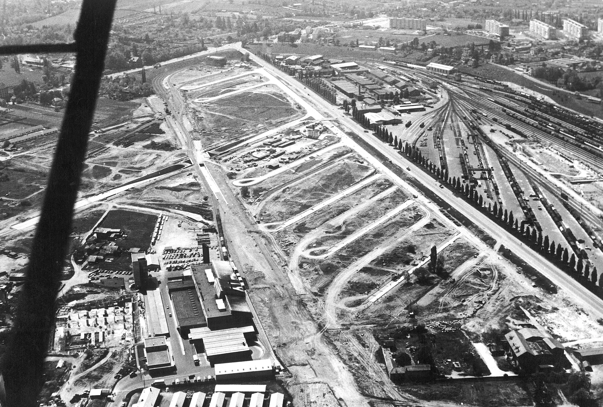 Vue aérienne historique en noir et blanc du secteur PAV en cours d'aménagement