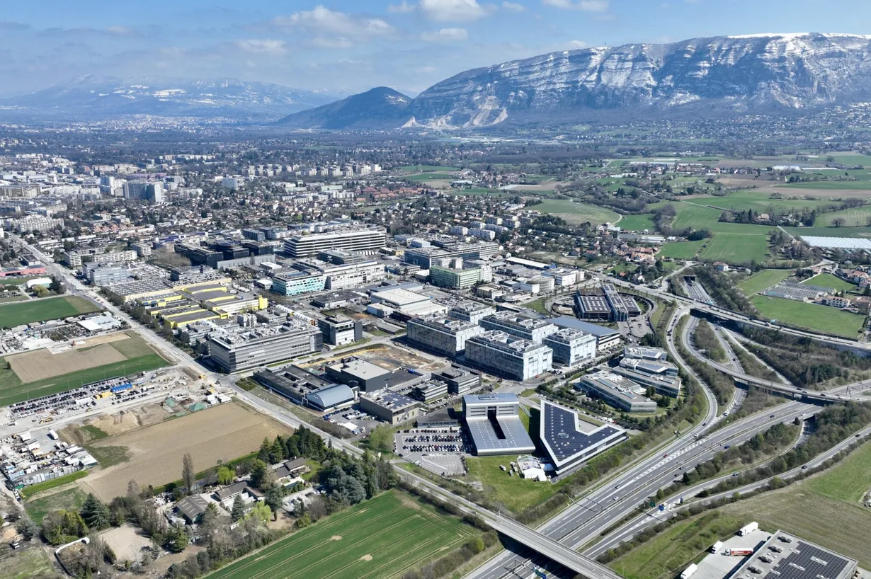 Vue aérienne de la zone ZIPLO à Plan-les-Ouates, le long de l'autoroute, Salève en arrière-plan